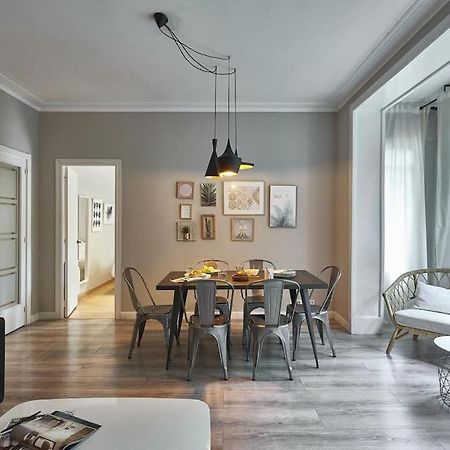 Magnificent 4 Bedroom Apartment In Eixample Барселона Екстер'єр фото
