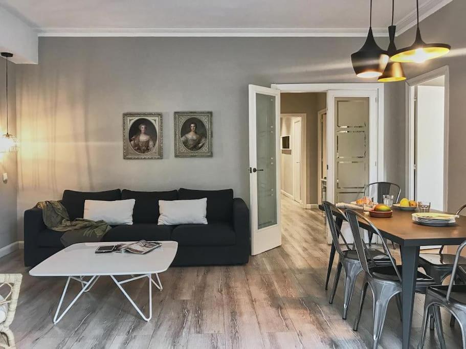 Magnificent 4 Bedroom Apartment In Eixample Барселона Екстер'єр фото